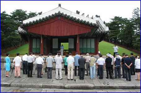 영릉에 꽃을 바치고 참배하고 있는 참석자들 